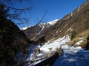 15 Salendo sulla sterrata innevata  